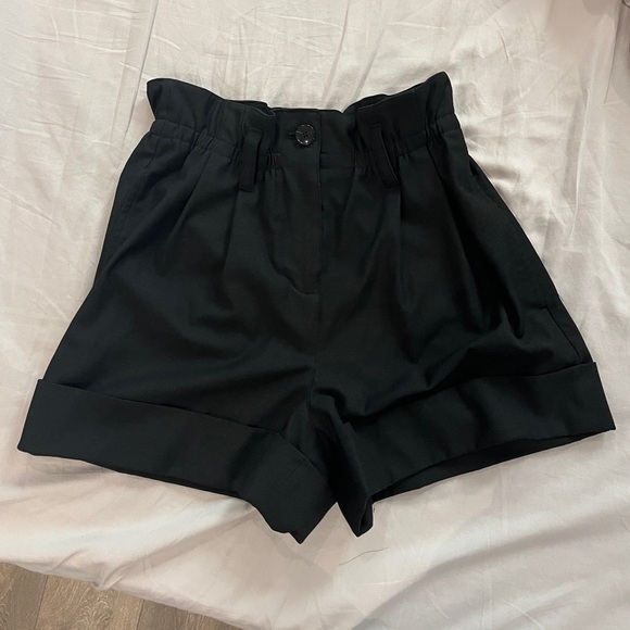 Aritzia Sunday Best Aki Pleated Shorts - Picture 2 of 3